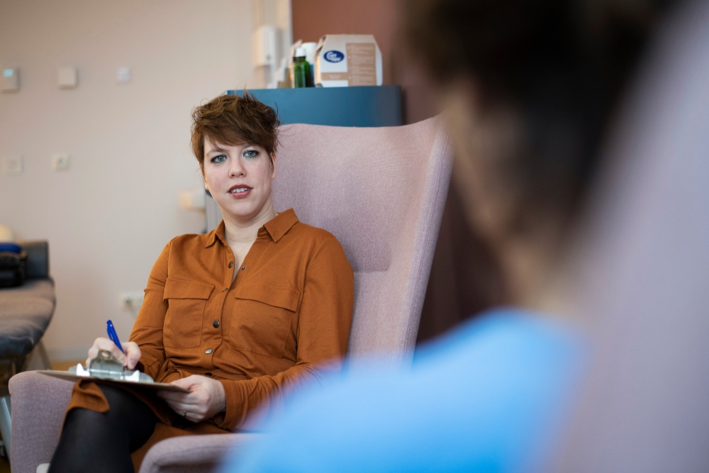 Therapist takes notes on her patient's depression